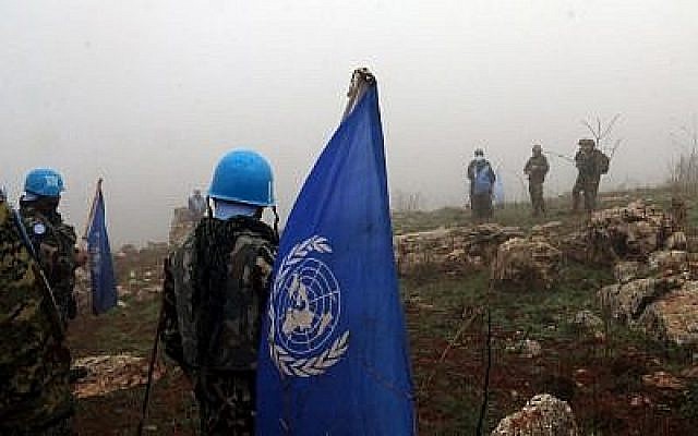 Photo prise depuis le village de Meiss al-Jabal au sud du Liban, le 13 décembre 2018. La FINUL observe les opérations d'excavation par l'armée israélienne du côté israélien de la frontière. (Crédit : AP/Hussein Malla) Photo prise depuis le village de Meiss al-Jabal au sud du Liban, le 13 décembre 2018. La FINUL observe les opérations d'excavation par l'armée israélienne du côté israélien de la frontière. (Crédit : AP/Hussein Malla)