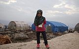 La petite syrienne Maya Merhi au camp arès une intervention pour placer des prothèses aux jambes, le 9 décembre 2018. (Crédit : Aaref WATAD / AFP)