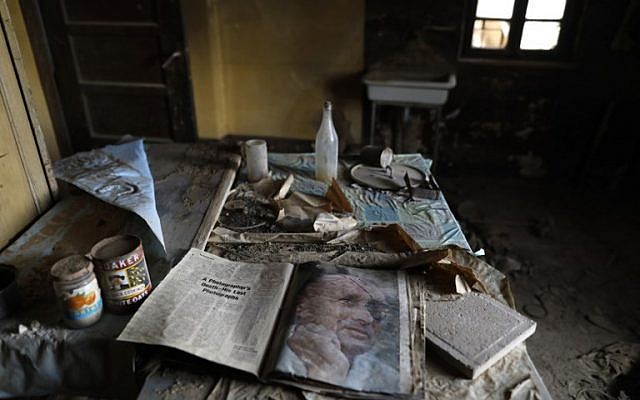Une copie d'un magazine avec le portrait du général israélien Moshe Dayan, sur la table d'une église étiopienne de Qasr al-Yahud, fermée depuis 50 ans. (Crédit : MENAHEM KAHANA / AFP) Une copie d'un magazine avec le portrait du général israélien Moshe Dayan, sur la table d'une église étiopienne de Qasr al-Yahud, fermée depuis 50 ans. (Crédit : MENAHEM KAHANA / AFP)