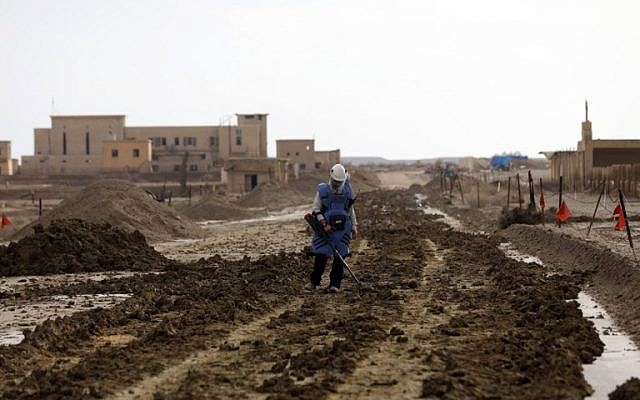 Un employé du ministère de la Défense utilise un détecteur de métaux pour vérifier la présence de mines à Qasr al- Yahud, en Cisjordanie, le 9 décembre 2018. (Crédit : MENAHEM KAHANA / AFP) Un employé du ministère de la Défense utilise un détecteur de métaux pour vérifier la présence de mines à Qasr al- Yahud, en Cisjordanie, le 9 décembre 2018. (Crédit : MENAHEM KAHANA / AFP)