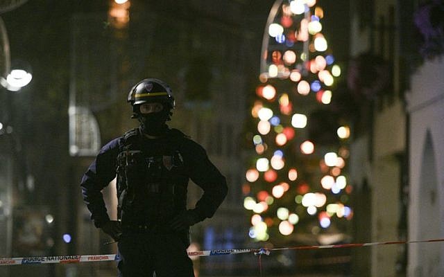 Un policier patrouille rue des Grandes Arcades à Strasbourg, après une fusillade le 11 décembre 2018. (Crédit : SEBASTIEN BOZON / AFP) Un policier patrouille rue des Grandes Arcades à Strasbourg, après une fusillade le 11 décembre 2018. (Crédit : SEBASTIEN BOZON / AFP)