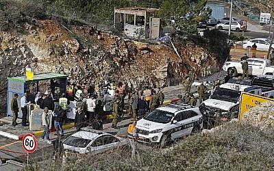 Les forces de sécurité israéliennes et des experts médico-légaux inspectent le lieu d'un attentat terroriste à l'extérieur de l'avant-poste de l'implantation Givat Asaf, au nord-est de Ramallah, le 13 décembre 2018. (Ahmad Gharabli/AFP)