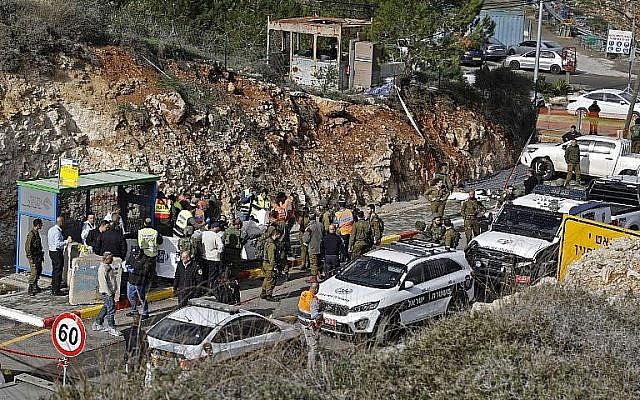 Les forces de sécurité israéliennes et des experts médico-légaux inspectent le lieu d'un attentat terroriste à l'extérieur de l'avant-poste de l'implantation Givat Asaf, au nord-est de Ramallah, le 13 décembre 2018. (Ahmad Gharabli/AFP)