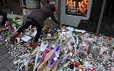 Des bougies à un mémorial artisanal en hommage aux victimes de Cherif Chekatt, le 14 décembre 2018, au marché de noël de Strasbourg, le 14 décembre 2018 (Crédit :  Patrick HERTZOG / AFP)