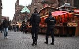Les gendarmes patrouillent au marché de Noël de Strasbourg, le jour de sa réouverture, le 14 décembre 2018. (Crédit : Patrick HERTZOG / AFP)