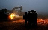 Des soldats israéliens se dirigent vers des engins de chantier utilisés pour localiser les tunnels d'attaque du Hezbollah le long de la frontière avec le Liban, près de la ville de Metula, au nord d'Israël, le 19 décembre 2018. (Jack Guez/AFP)
