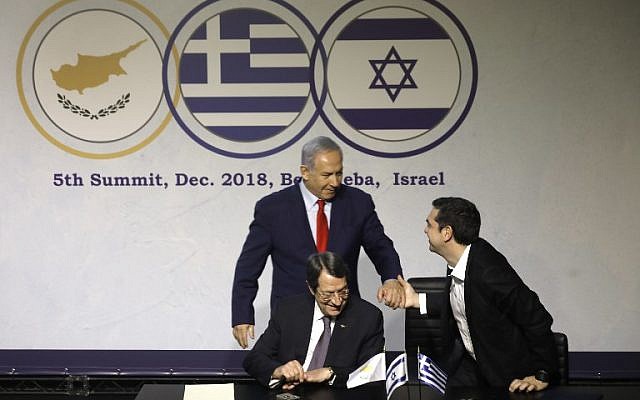 Le Premier ministre Benjamin Netanyahu, à gauche, son homologue grec Alexis Tsipras, à droite, et le président chypriote Nicos Anastasiades lors du 5ème sommet Israël-Grèce- Chypre ont signé des accords trilatéraux sur la cyber-sécurité et l'innovation à Beer Sheva, en Israël, le 20 décembre 2018 (Crédit : Menahem Kahana/AFP) Le Premier ministre Benjamin Netanyahu, à gauche, son homologue grec Alexis Tsipras, à droite, et le président chypriote Nicos Anastasiades lors du 5ème sommet Israël-Grèce- Chypre ont signé des accords trilatéraux sur la cyber-sécurité et l'innovation à Beer Sheva, en Israël, le 20 décembre 2018 (Crédit : Menahem Kahana/AFP)