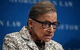 La juge à la Cour suprême américaine Justice Ruth Bader Ginsburg donne une conférence à la faculté de droit de l'université de Georgetown à Washington, DC, le 26 septembre 2018. (Crédit : Alex Wong/Getty Images North America/AFP)