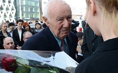 Simcha "Kazik" Rotem, 89 ans, lors d'une visite à Varsovie, à l'endroit même où lui et des douzaines de camarades avaient fui les nazis pendant le soulèvement du ghetto, 70 ans après, le 18 avril 2013 (Crédit :  Janek SKARZYNSKI / AFP)