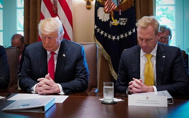 Le président Donald Trump et l'adjoint au secrétaire de la Défense Patrick Shanahan le 16 août 2018. (Crédit : MANDEL NGAN / AFP) Le président Donald Trump et l'adjoint au secrétaire de la Défense Patrick Shanahan le 16 août 2018. (Crédit : MANDEL NGAN / AFP)