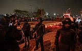 Les membres des forces égyptiennes de sécurité gardent la scène d'un attentat contre un bus touristique dans la province de Giza, au sud de la capitale du Caire, le 28 décembre 2018 (Crédit :  MOHAMED EL-SHAHED / AFP)