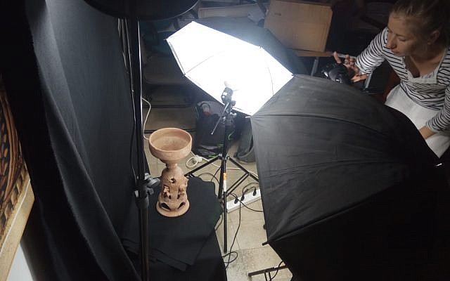 Un réceptacle antique est photographié en 3-D pour le nouveau MOOC de l'université de Bar-Ilan intitulé : "Archéologie biblique : Archéologie d'Israël et de la Judée antiques" (Crédit : Yael Paz/Online Academe)