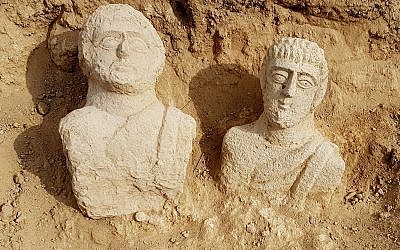 Ces deux bustes funéraires en calcaire ont été découverts après les fortes pluies du mois de décembre dans la région de Beit Shean par une randonneuse (Crédit :  Eitan Klein, Autorité israélienne des antiquités)