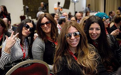 Un groupe de blogueuses participant au Sommet des médias juifs, à la Résidence du président, le 28 novembre 2018. (Laura Ben-David)