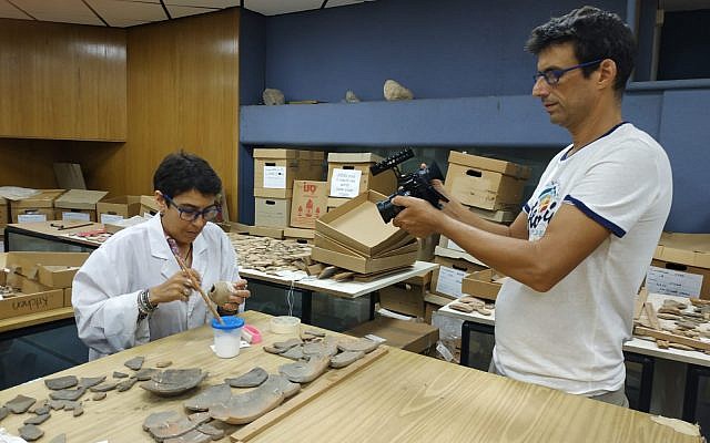 Les étudiants "visitent" en ligne un laboratoire dans le nouveau MOOC de l'université de Bar-Ilan intitulé : "Archéologie biblique : Archéologie d'Israël et de la Judée antiques" (Crédit : Yael Paz/Online Academe)