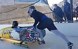 Dave Nicholls, assis, dans son bobsleigh (Autorisation : Nicholls via JTA)