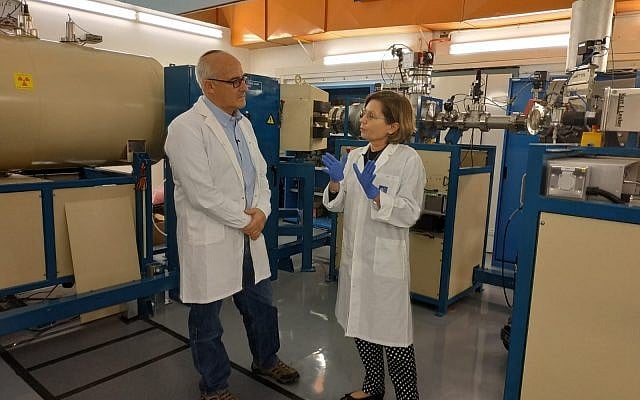 Le professeur à l'université de Bar-Ilan Aren Maeir (à gauche) et le professeur à l'institut Weizmann Elisabetta Boaretto. (Crédit : Yael Paz/Online Academe)