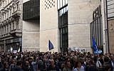 Rassemblement d'étudiants devant l'Université d'Europe centrale, le 4 avril 2017. (Crédit : AFP-TV)