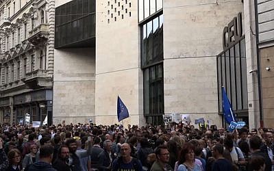 Rassemblement d'étudiants devant l'Université d'Europe centrale, le 4 avril 2017. (Crédit : AFP-TV)
