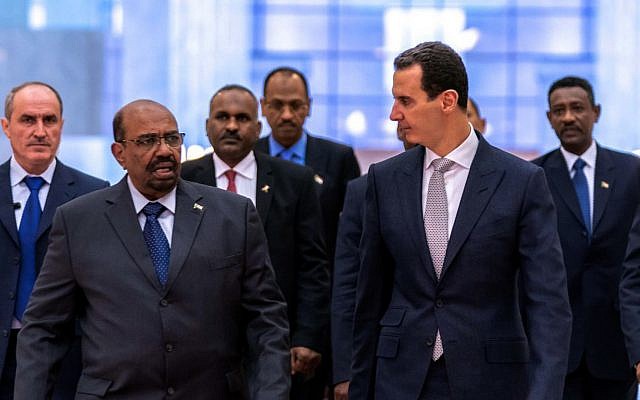 Le chef d'Etat soudanais Omar el-Béchir en visite à Damas où il a rencontré son homologue syrien Bachar al-Assad, le 16 décembre 2018. (Crédit : AFPTV) Le chef d'Etat soudanais Omar el-Béchir en visite à Damas où il a rencontré son homologue syrien Bachar al-Assad, le 16 décembre 2018. (Crédit : AFPTV)