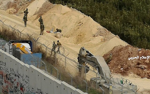 Sur cette photo publiée par le Hezbollah Central Military Media, des pelleteuses de l'armée israélienne travaillent à la frontière israélo-libanaise près d'un mur qu'Israël a construit le mardi 4 décembre 2018, face au village de Kafr Kila au sud du Liban. L'armée israélienne a lancé une opération pour "démasquer et neutraliser" les tunnels qu'elle dit avoir été construits par l'organisation terroriste du Hezbollah qui s'étendent du Liban au nord d'Israël. (Médias militaires du Hezbollah via AP) Sur cette photo publiée par le Hezbollah Central Military Media, des pelleteuses de l'armée israélienne travaillent à la frontière israélo-libanaise près d'un mur qu'Israël a construit le mardi 4 décembre 2018, face au village de Kafr Kila au sud du Liban. L'armée israélienne a lancé une opération pour "démasquer et neutraliser" les tunnels qu'elle dit avoir été construits par l'organisation terroriste du Hezbollah qui s'étendent du Liban au nord d'Israël. (Médias militaires du Hezbollah via AP)