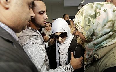 Shaima Swileh, au centre, avec son mari Ali Hassan, deuxième à partir de la gauche, après l'arrivée de Swileh à San Francisco, le 19 décembre 2018. (Crédit : AP/Jeff Chiu)
