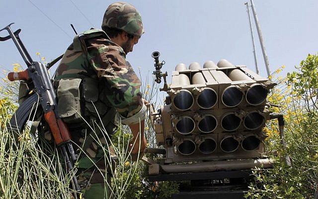 Un combattant du Hezbollah derrière un lance-roquettes vide, le 22 mai 2010 (Crédit : AP/Hussein Malla) Un combattant du Hezbollah derrière un lance-roquettes vide, le 22 mai 2010 (Crédit : AP/Hussein Malla)