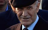 L'ancien président syrien Hafez el-Assad à l'aéroport de Genève le 25 mars 2000. (Crédit : AP/Michel Euler)