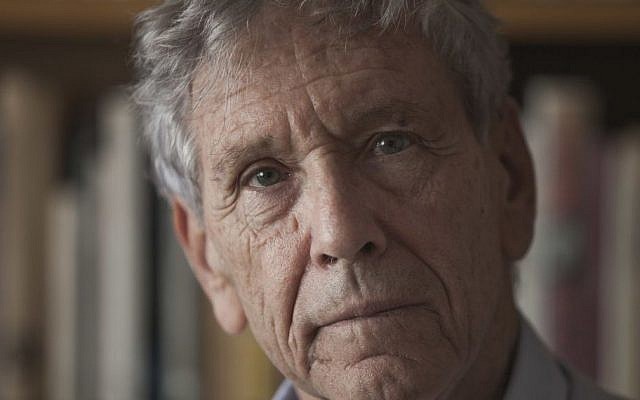 L'écrivain israélien Amos Oz à son domicile de Tel Aviv, en novembre 2015. (Crédit : AP/Dan Balilty)