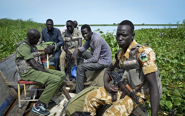 Les soldats du gouvernement traversent la rive gauche du Nil pour patrouiller sur les lignes de front dans la ville de Kuek, au sud-Soudann le 19 août 2017 (Crédit :AP/Sam Mednick) Les soldats du gouvernement traversent la rive gauche du Nil pour patrouiller sur les lignes de front dans la ville de Kuek, au sud-Soudann le 19 août 2017 (Crédit :AP/Sam Mednick)