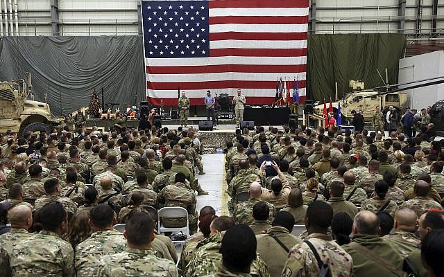 Le général Joseph Dunford, s'adresse aux troupes à la bas militaire américaine de Bagram, au nord de Kaboul, en Afghanistan, le 24 décembre 2017. (Crédit :AP/Rahmat Gul) Le général Joseph Dunford, s'adresse aux troupes à la bas militaire américaine de Bagram, au nord de Kaboul, en Afghanistan, le 24 décembre 2017. (Crédit :AP/Rahmat Gul)
