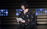 Le chroniqueuse du New York Times Michelle Goldberg lors d'une interview avec  Margaret Atwood (absente de l'image) au neuvième sommet des Femmes du monde à New York, le 13 avril 2018 (Crédit : AP/Mary Altaffer)