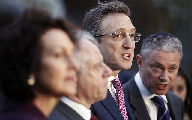 Jonathan Goldstein, (au centre), avec des membres du Board of Deputies of British Jews et du Jewish Leadership Council (de gauche à droite) Gillian Merron, Jonathan Arkush et Simon Johnson, devant le Parlement britannique à la suite d'une réunion avec Jeremy Corbyn, dirigeant du Parti travailliste et chef de l'opposition, mardi 24 avril 2018. (Jonathan Brady/PA via AP)
