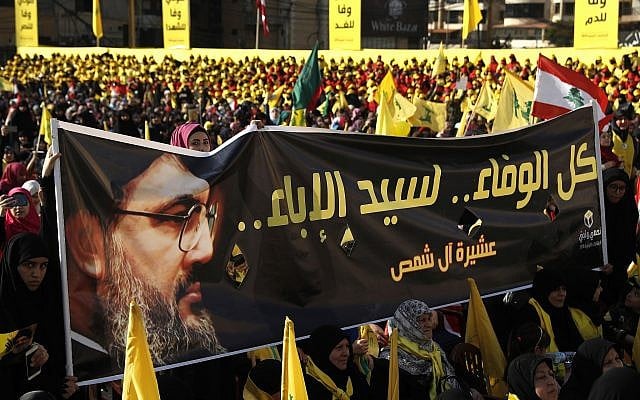 Sur cette photo du 13 avril 2018, des partisans du leader du Hezbollah Sayyed Hassan Nasrallah brandissent une banderole avec son portrait et un texte en arabe : "Loyauté à l'homme noble". (AP /Hussein Malla) Sur cette photo du 13 avril 2018, des partisans du leader du Hezbollah Sayyed Hassan Nasrallah brandissent une banderole avec son portrait et un texte en arabe : "Loyauté à l'homme noble". (AP /Hussein Malla)