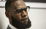 LeBron James écoute une question lors d'une conférence de presse après la cérémonie d'inauguration de l'école "I Promise" à Akron, en Ohio, le 30 juillet 2018. (AP Photo/Phil Long, Fichier)