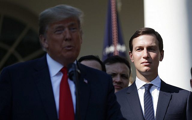 Le conseiller à la Maison Blanche Jared Kushner, et son beau-père, le président américain Donald Trump, qui annonce un nouvel accord de libre-échange pour l'Amérique du nord, dans la roseraie de la Maison Blanche à Washington, le 1er octobre 2018. (Crédit :AP/Pablo Martinez Monsivais) Le conseiller à la Maison Blanche Jared Kushner, et son beau-père, le président américain Donald Trump, qui annonce un nouvel accord de libre-échange pour l'Amérique du nord, dans la roseraie de la Maison Blanche à Washington, le 1er octobre 2018. (Crédit :AP/Pablo Martinez Monsivais)