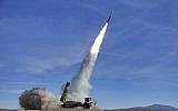 Sur cette photo fournie le 5 novembre 2018 par l'armée iranienne, un missile Sayyad 2 est tiré par le système de défense aérienne Talash lors d'exercices dans un endroit non divulgué en Iran. (Armée iranienne/AP)