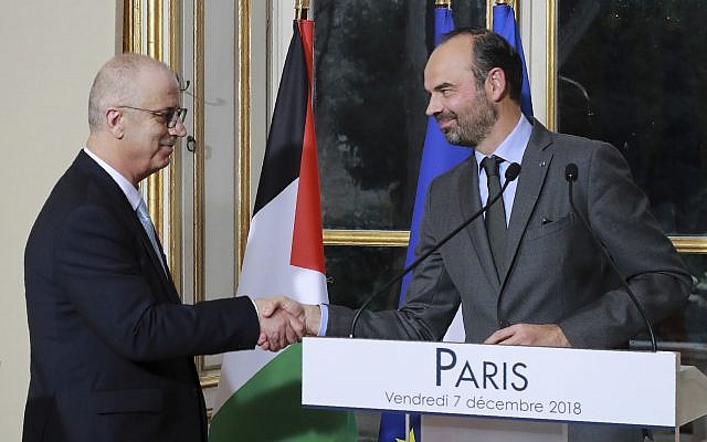Le Premier ministre français Edouard Philippe, à droite, serre la main du Premier ministre de l'Autorité palestinienne Rami Hamdallah lors d'une conférence de presse à Paris, le vendredi 7 décembre 2018. (Crédit : Jacques Demarthon, Pool via AP) Le Premier ministre français Edouard Philippe, à droite, serre la main du Premier ministre de l'Autorité palestinienne Rami Hamdallah lors d'une conférence de presse à Paris, le vendredi 7 décembre 2018. (Crédit : Jacques Demarthon, Pool via AP)