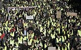 Des manifestants en gilet jaune défilent le samedi 8 décembre 2018 à Marseille, dans le sud de la France. (Crédit : AP / Claude Paris)