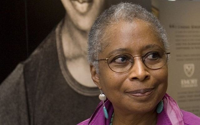 Alice Walker se tenant devant une photo d'elle datant de 1974 alors qu'elle visite ses archives à l'Université Emory, à Atlanta, le 23 avril 2009. (Crédit : John Amis/AP Photo) Alice Walker se tenant devant une photo d'elle datant de 1974 alors qu'elle visite ses archives à l'Université Emory, à Atlanta, le 23 avril 2009. (Crédit : John Amis/AP Photo)
