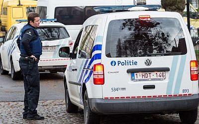 Photo d'illustration : Un véhicule de la police à Bruxelles, en Belgique, le 8 avril 2016. (Crédit : AP/Geert Vanden Wijngaert)