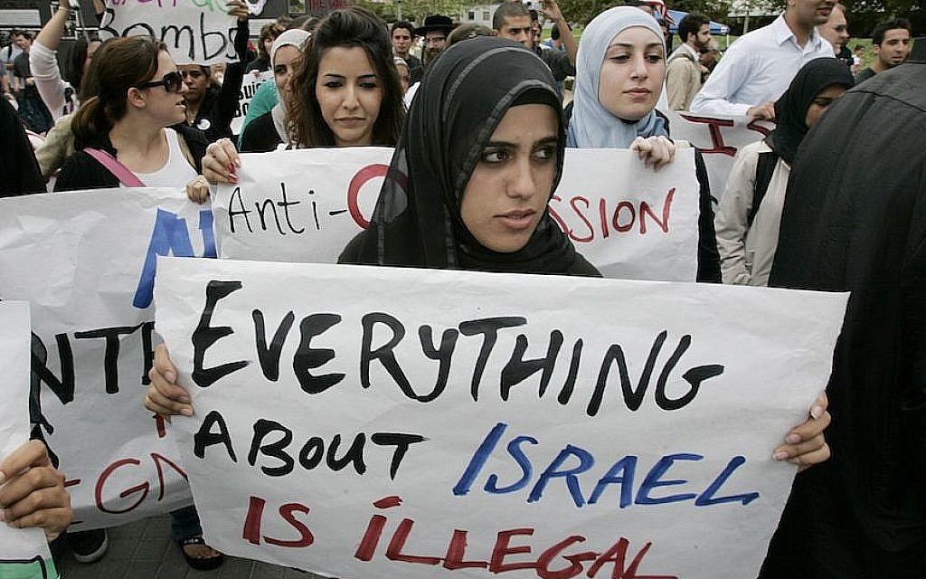 Illustration : Des étudiants protestant lors d'une manifestation anti-Israël, à l'Université de Irvine, en Californie, en 2018. (Crédit : Mark Boster/Los Angeles Times via Getty Images/JTA)