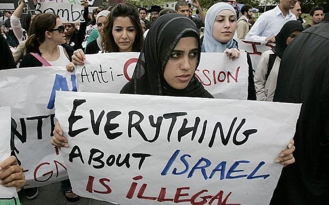 Illustration : Des étudiants protestant lors d'une manifestation anti-Israël, à l'Université de Irvine, en Californie, en 2018. (Crédit : Mark Boster/Los Angeles Times via Getty Images/JTA) Illustration : Des étudiants protestant lors d'une manifestation anti-Israël, à l'Université de Irvine, en Californie, en 2018. (Crédit : Mark Boster/Los Angeles Times via Getty Images/JTA)