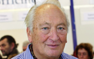 Dans cette photo prise le 4 novembre 2005, l'écrivain juif français Joseph Joffo prend la pose lors de la foire du livre de Brive-la-Gaillarde. (Crédit : COURREGES DIARMID / AFP)