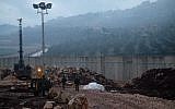 Des soldats israéliens opèrent près du point d'entrée d'un tunnel creusé dans un champ de pommiers au sud de la ville israélienne de Metulla, depuis le Liban, le 19 décembre 2018. (Judah Ari Gross/Times of Israel)