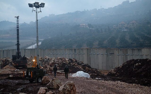 Des soldats israéliens opèrent près du point d'entrée d'un tunnel creusé dans un champ de pommiers au sud de la ville israélienne de Metulla, depuis le Liban, le 19 décembre 2018. (Judah Ari Gross/Times of Israel) Des soldats israéliens opèrent près du point d'entrée d'un tunnel creusé dans un champ de pommiers au sud de la ville israélienne de Metulla, depuis le Liban, le 19 décembre 2018. (Judah Ari Gross/Times of Israel)