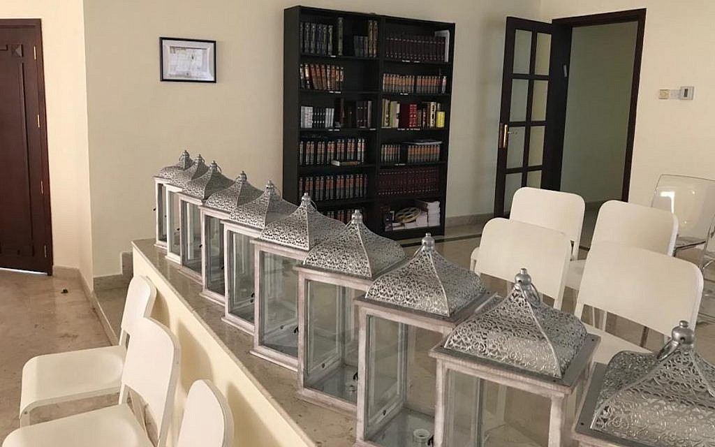 La "mehitsa" qui sépare la section des femmes de celle des hommes à la synagogue de Dubaï (Autorisation) La "mehitsa" qui sépare la section des femmes de celle des hommes à la synagogue de Dubaï (Autorisation)