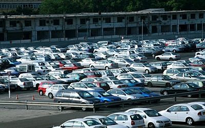 Un parking à Tel Aviv (Crédit : Moshe Shai/FLASH90)
