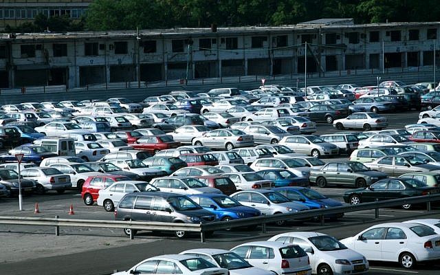 Un parking à Tel Aviv (Crédit : Moshe Shai/FLASH90)
