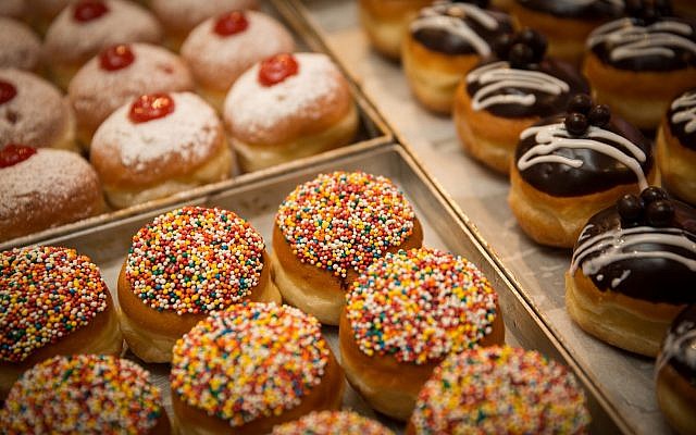 Des beignets (sufganiyot) en vente à la boulangerie Marzipan de Jérusalem à l'occasion des fêtes de Hanoukka, au mois de décembre 2014 (Crédit : Hadas Parush/FLASH90) Des beignets (sufganiyot) en vente à la boulangerie Marzipan de Jérusalem à l'occasion des fêtes de Hanoukka, au mois de décembre 2014 (Crédit : Hadas Parush/FLASH90)